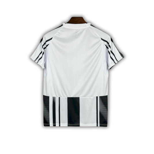 camisa-juventus-i-2025-26-torcedor-masculina-camiseta-champions-league-lancamento-europeu-primeira-home-oficial-juventos-joventus-adidas-rosa-detalhes-preta-branca-faixa-branco-preto-listrada