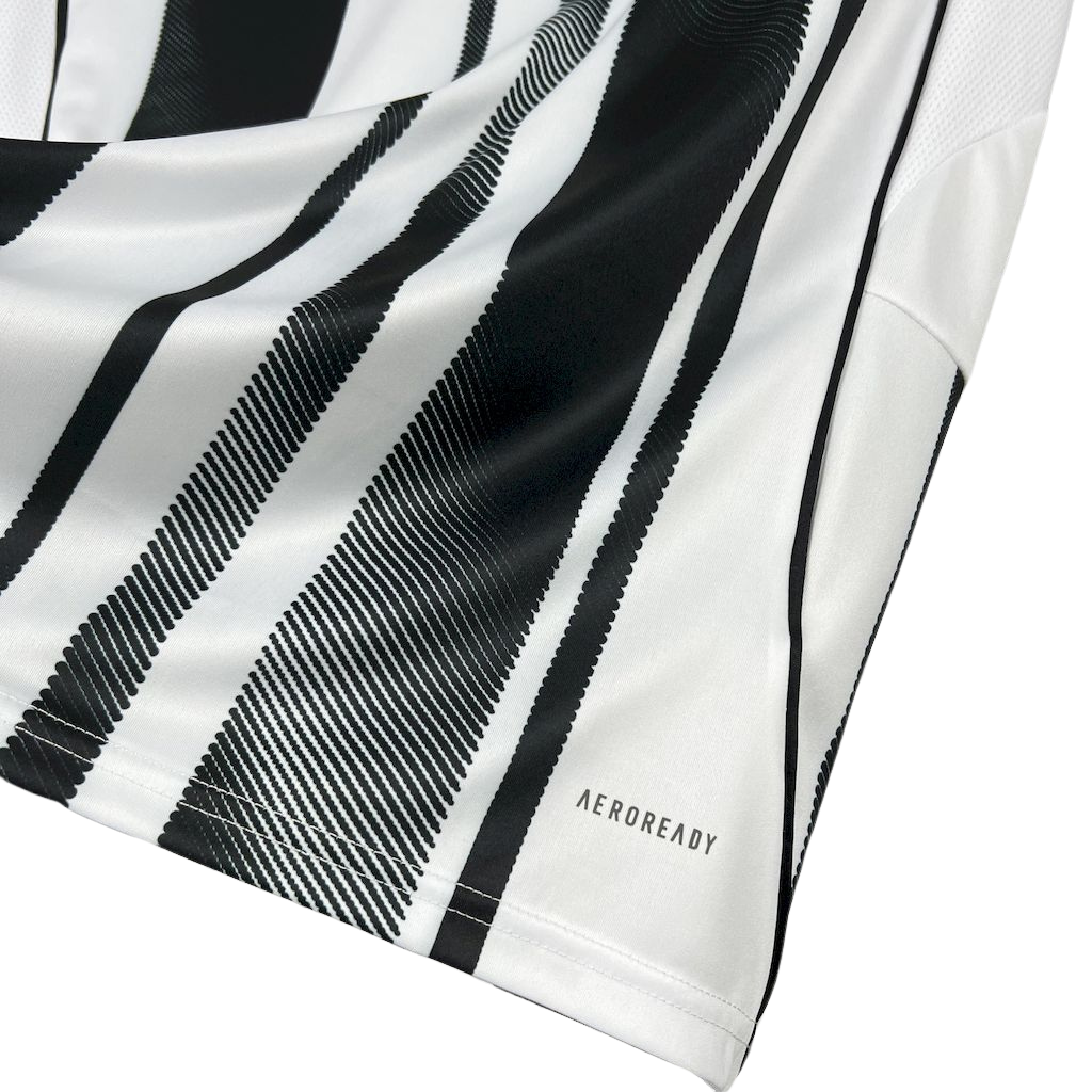 camisa-juventus-i-2025-26-torcedor-masculina-camiseta-champions-league-lancamento-europeu-primeira-home-oficial-juventos-joventus-adidas-rosa-detalhes-preta-branca-faixa-branco-preto-listrada