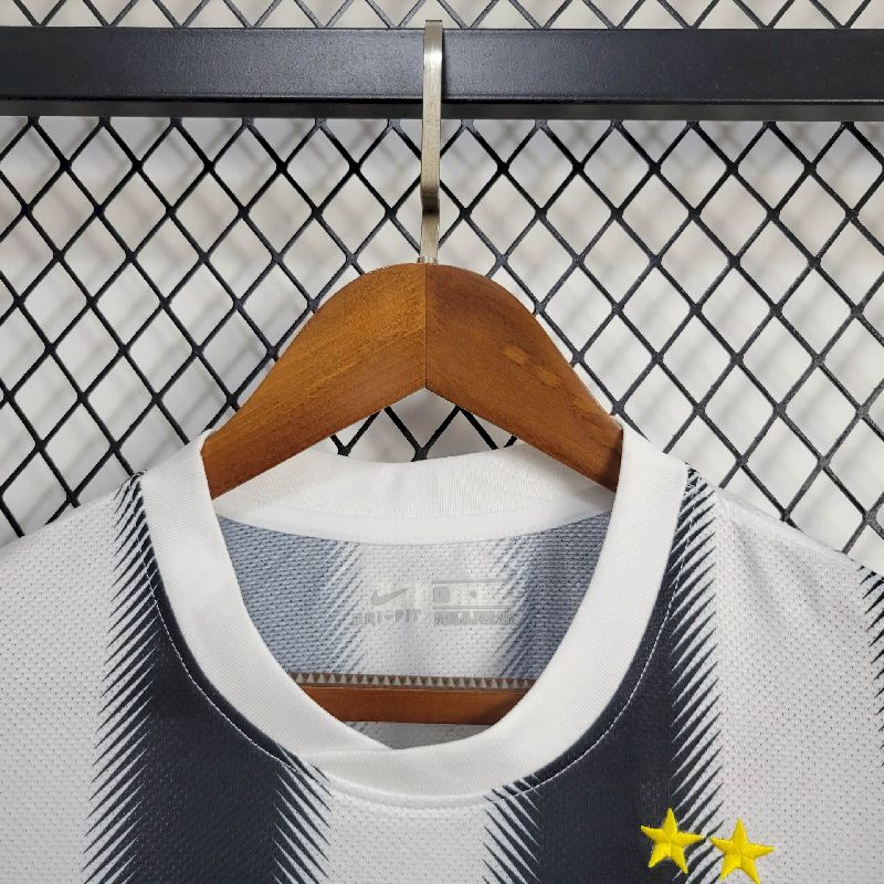 Camisa Retrô Juventus I 2011/12