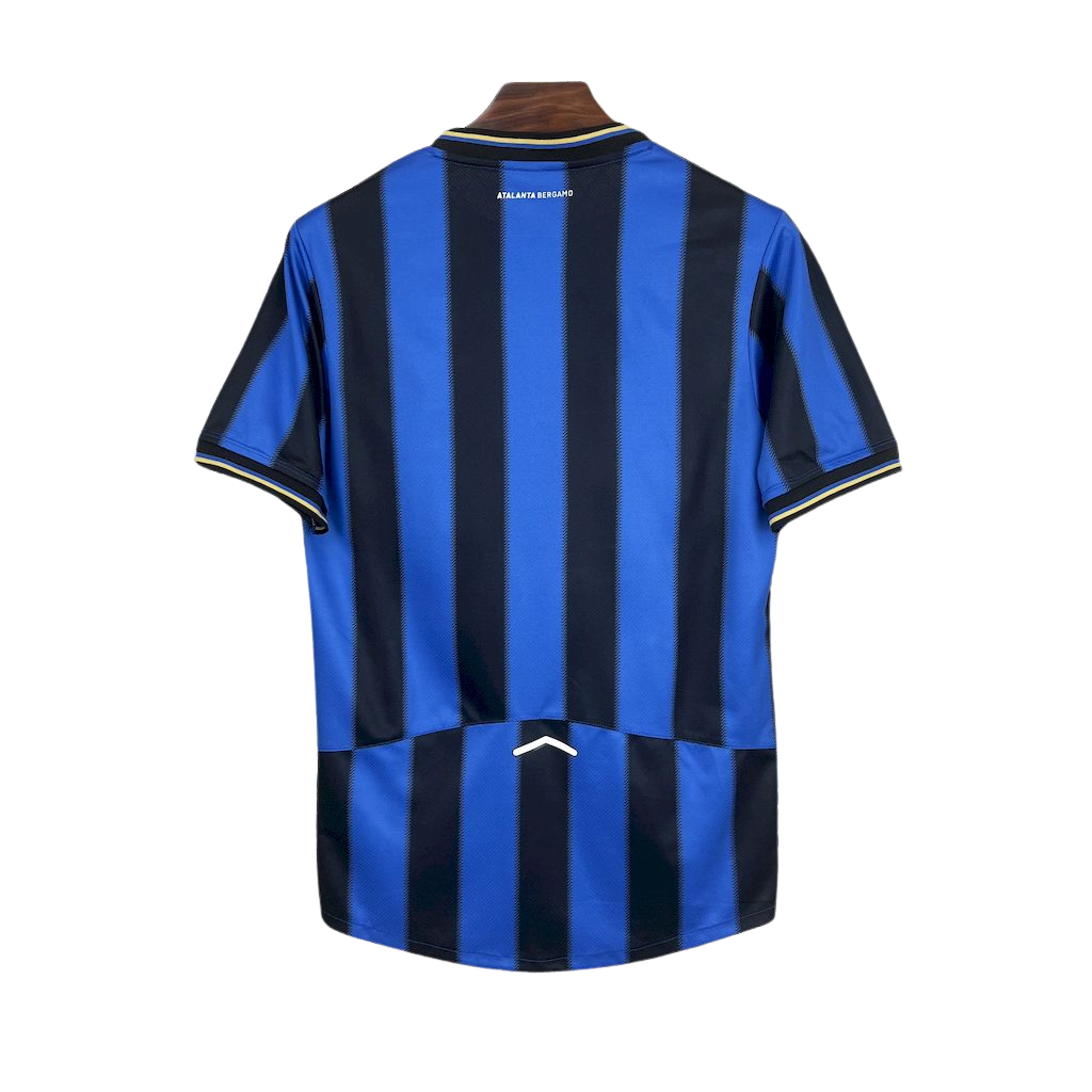 camisa-atalanta-i-2025-26-torcedor-masculina-camiseta-champions-league-lancamento-europeu-primeira-home-oficial-listrada-azul-e-preta-azul-e-preto-new-balance