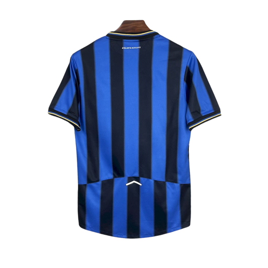 camisa-atalanta-i-2025-26-torcedor-masculina-camiseta-champions-league-lancamento-europeu-primeira-home-oficial-listrada-azul-e-preta-azul-e-preto-new-balance