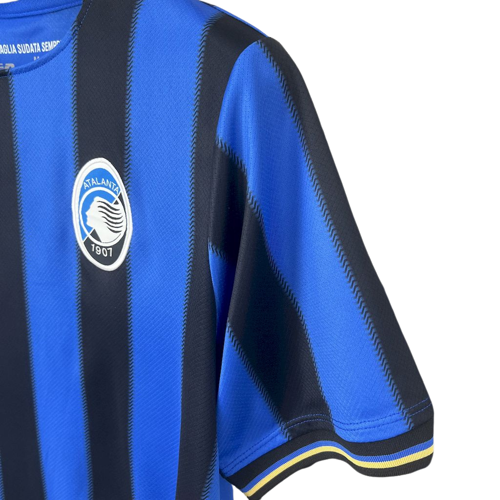camisa-atalanta-i-2025-26-torcedor-masculina-camiseta-champions-league-lancamento-europeu-primeira-home-oficial-listrada-azul-e-preta-azul-e-preto-new-balance