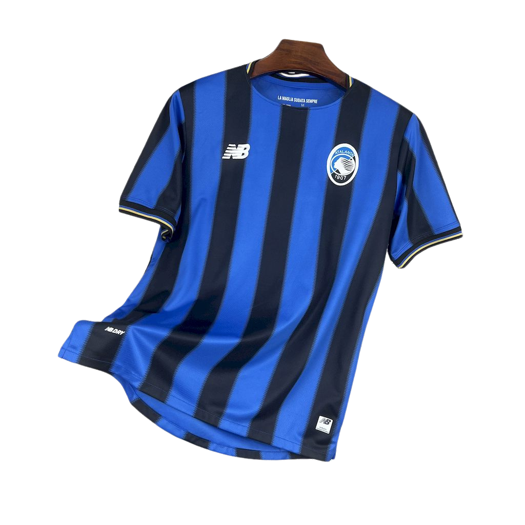 camisa-atalanta-i-2025-26-torcedor-masculina-camiseta-champions-league-lancamento-europeu-primeira-home-oficial-listrada-azul-e-preta-azul-e-preto-new-balance