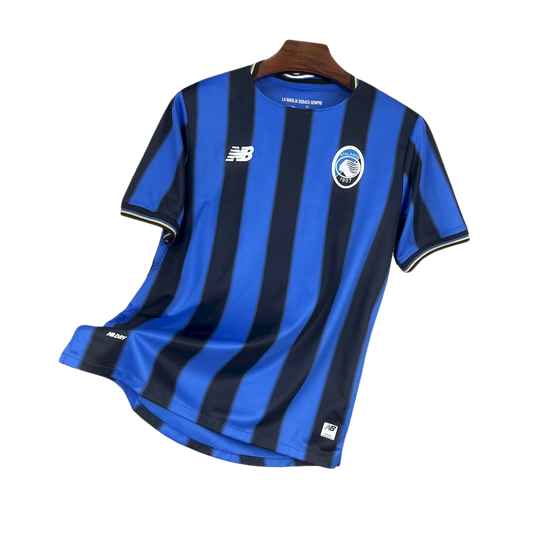 camisa-atalanta-i-2025-26-torcedor-masculina-camiseta-champions-league-lancamento-europeu-primeira-home-oficial-listrada-azul-e-preta-azul-e-preto-new-balance