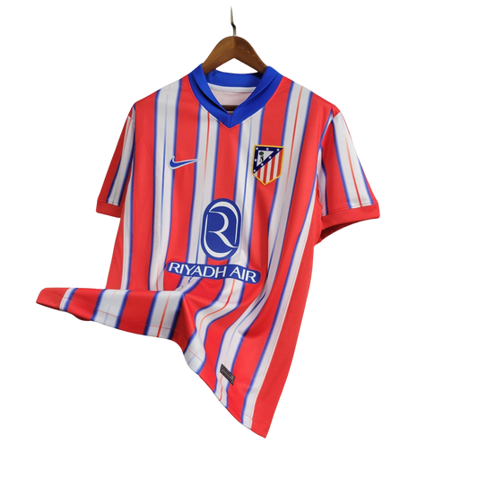 camisa-atletico-madrid-i-2024-25-torcedor-masculina-antiga-home-primeira-oficial-europeu-uniforme-camiseta-vermelha-e-branca-listras-vermelhas-e-brancas-nike-riyadh-air-gola-azul-titular
