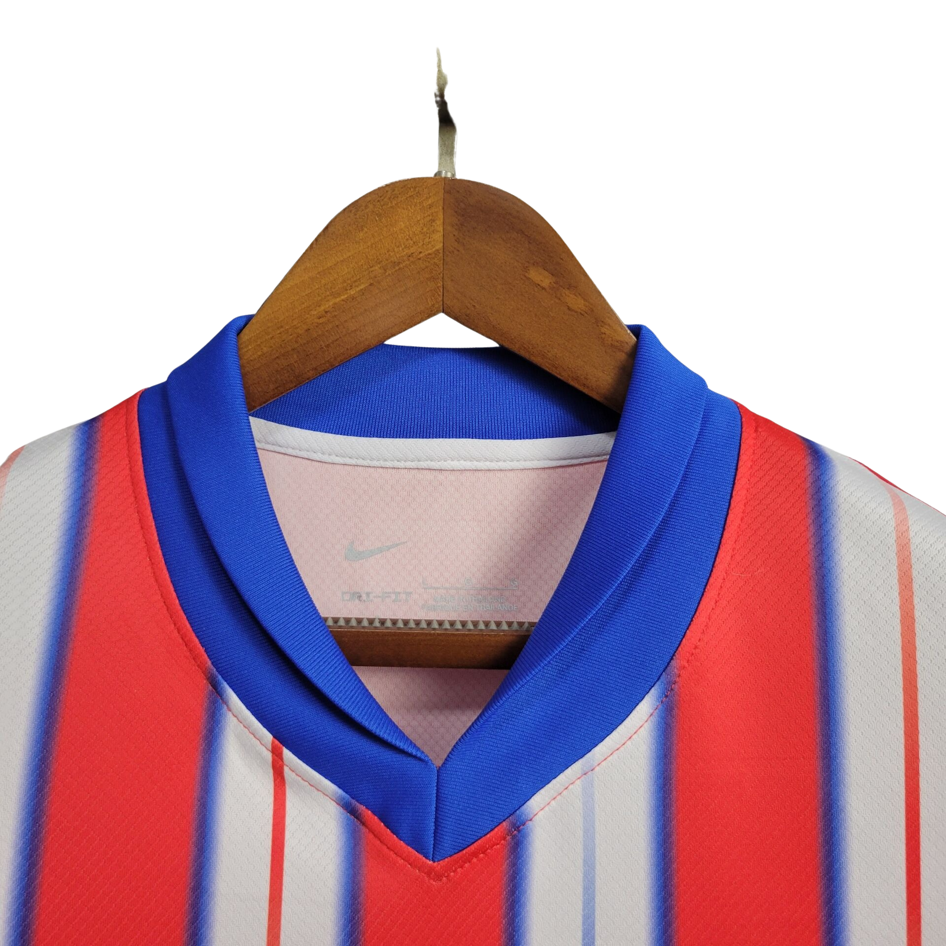 camisa-atletico-madrid-i-2024-25-torcedor-masculina-antiga-home-primeira-oficial-europeu-uniforme-camiseta-vermelha-e-branca-listras-vermelhas-e-brancas-nike-riyadh-air-gola-azul-titular