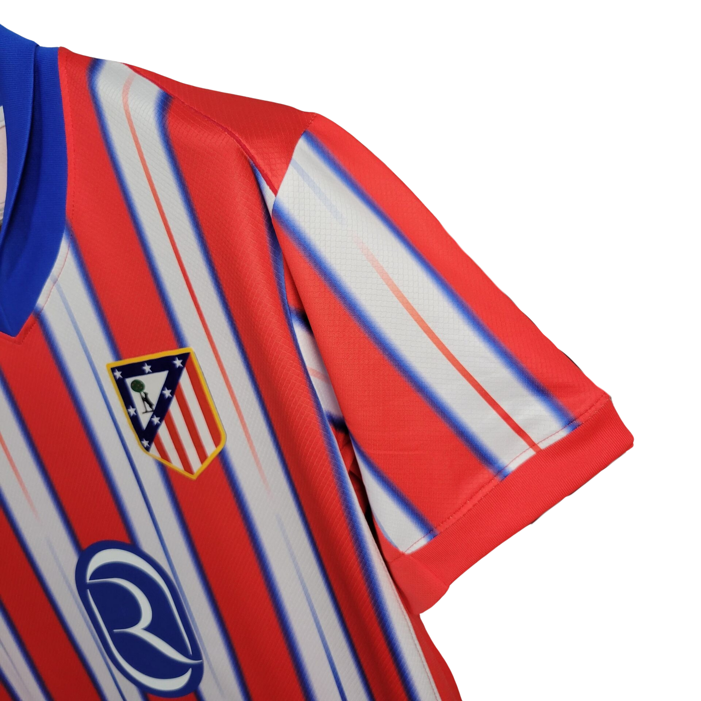 camisa-atletico-madrid-i-2024-25-torcedor-masculina-antiga-home-primeira-oficial-europeu-uniforme-camiseta-vermelha-e-branca-listras-vermelhas-e-brancas-nike-riyadh-air-gola-azul-titular