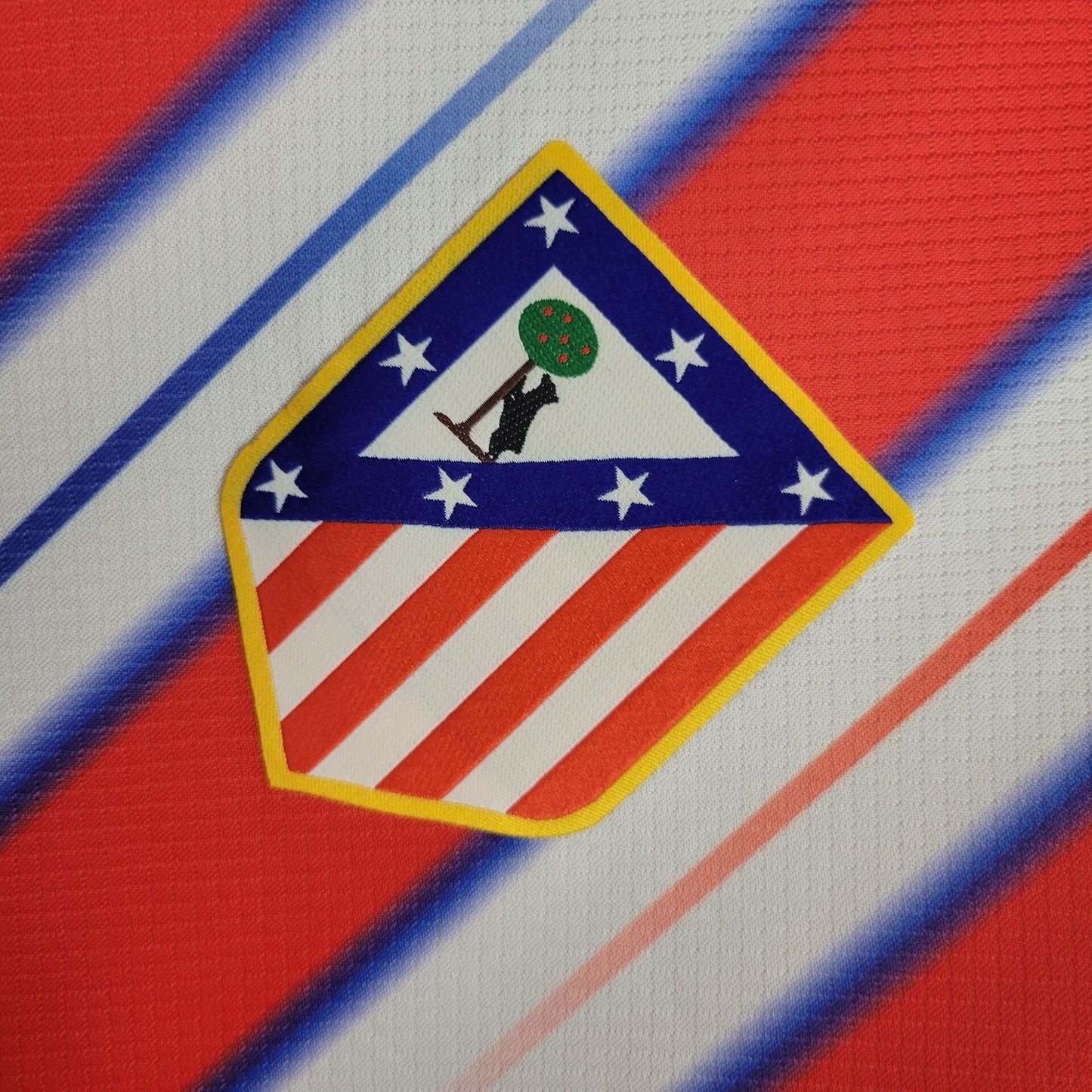 camisa-atletico-madrid-i-2024-25-torcedor-masculina-antiga-home-primeira-oficial-europeu-uniforme-camiseta-vermelha-e-branca-listras-vermelhas-e-brancas-nike-riyadh-air-gola-azul-titular