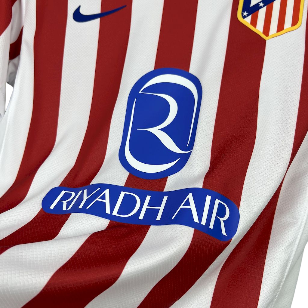 camisa-atletico-madrid-l-2025-26-torcedor-masculina-camiseta-champions-league-lancamento-europeu-primeira-home-oficial-listrada-vermelha-e-branca-vermelho-e-branco-riyadh-air-nike