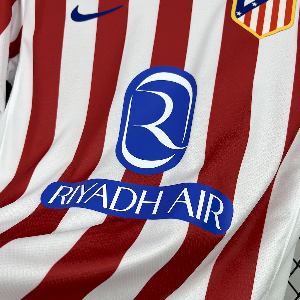 camisa-atletico-madrid-l-2025-26-torcedor-masculina-camiseta-champions-league-lancamento-europeu-primeira-home-oficial-listrada-vermelha-e-branca-vermelho-e-branco-riyadh-air-nike