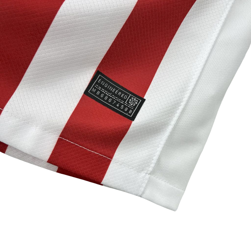 camisa-atletico-madrid-l-2025-26-torcedor-masculina-camiseta-champions-league-lancamento-europeu-primeira-home-oficial-listrada-vermelha-e-branca-vermelho-e-branco-riyadh-air-nike