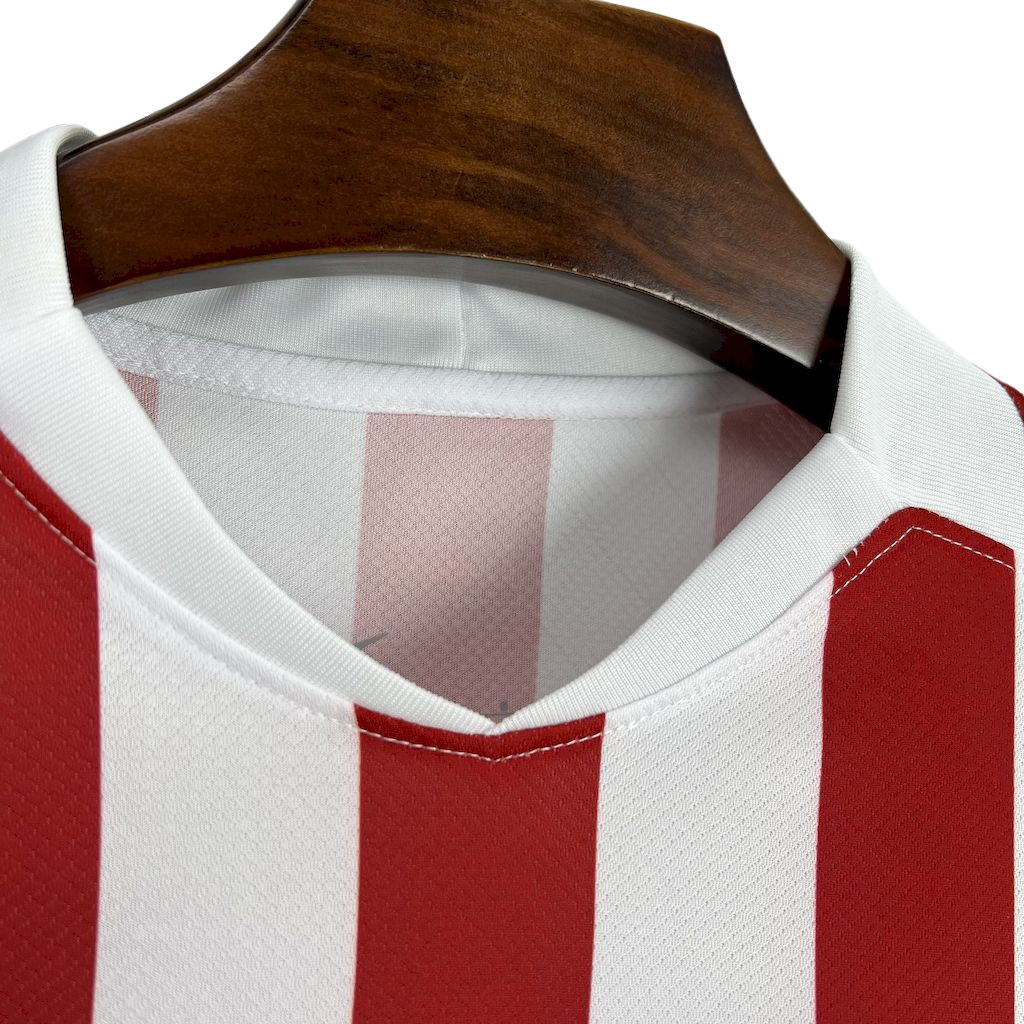camisa-atletico-madrid-l-2025-26-torcedor-masculina-camiseta-champions-league-lancamento-europeu-primeira-home-oficial-listrada-vermelha-e-branca-vermelho-e-branco-riyadh-air-nike