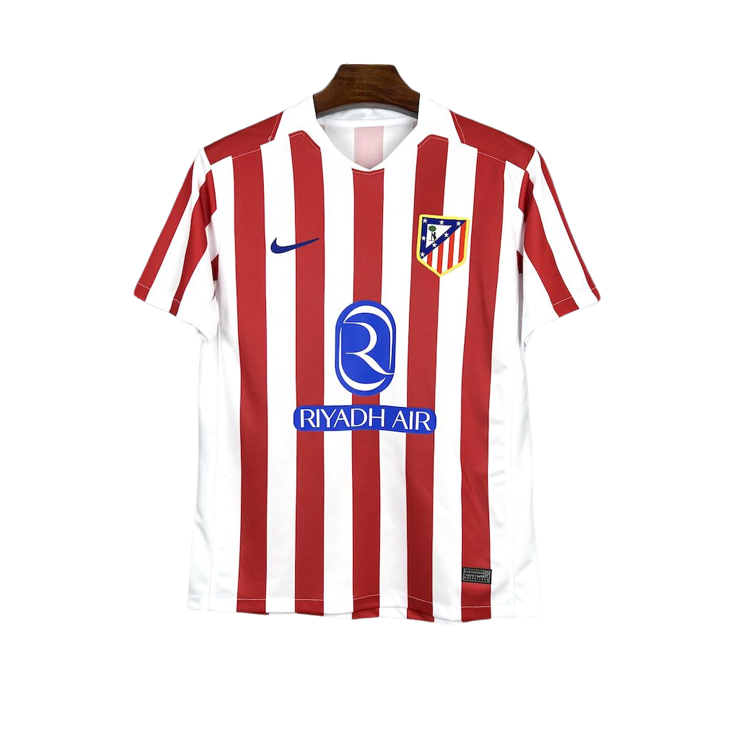 camisa-atletico-madrid-l-2025-26-torcedor-masculina-camiseta-champions-league-lancamento-europeu-primeira-home-oficial-listrada-vermelha-e-branca-vermelho-e-branco-riyadh-air-nike