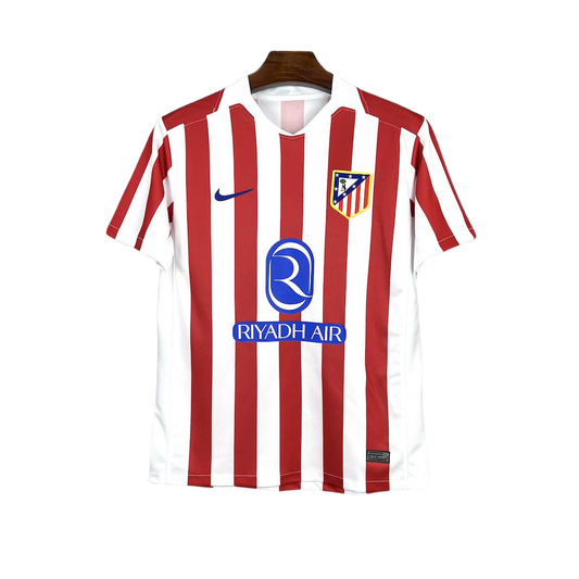 camisa-atletico-madrid-l-2025-26-torcedor-masculina-camiseta-champions-league-lancamento-europeu-primeira-home-oficial-listrada-vermelha-e-branca-vermelho-e-branco-riyadh-air-nike