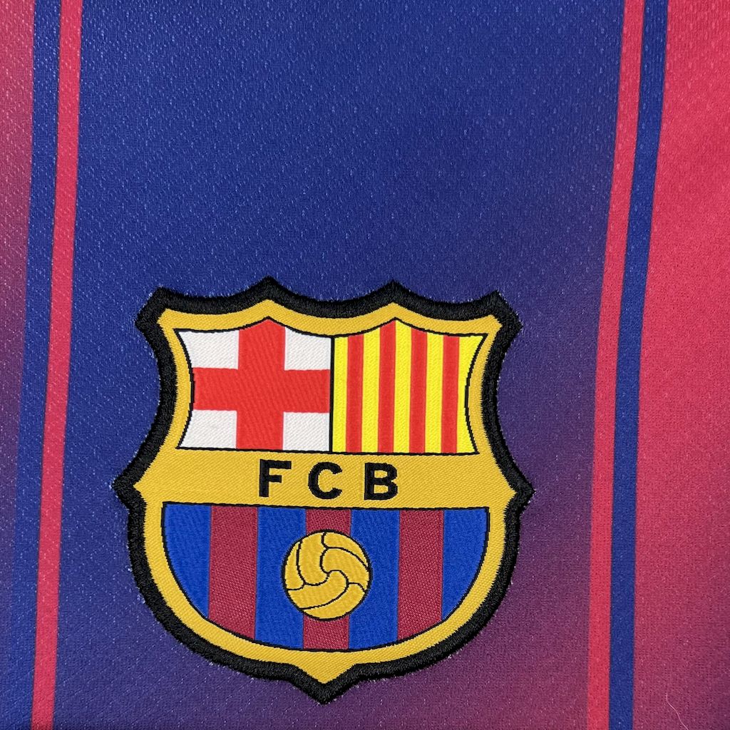 camisa-barcelona-l-2025-26-torcedor-masculina-camiseta-champions-league-lancamento-europeu-primeira-home-oficial-vermelha-e-azul-lamine-yamal-raphinha-spotify-nike