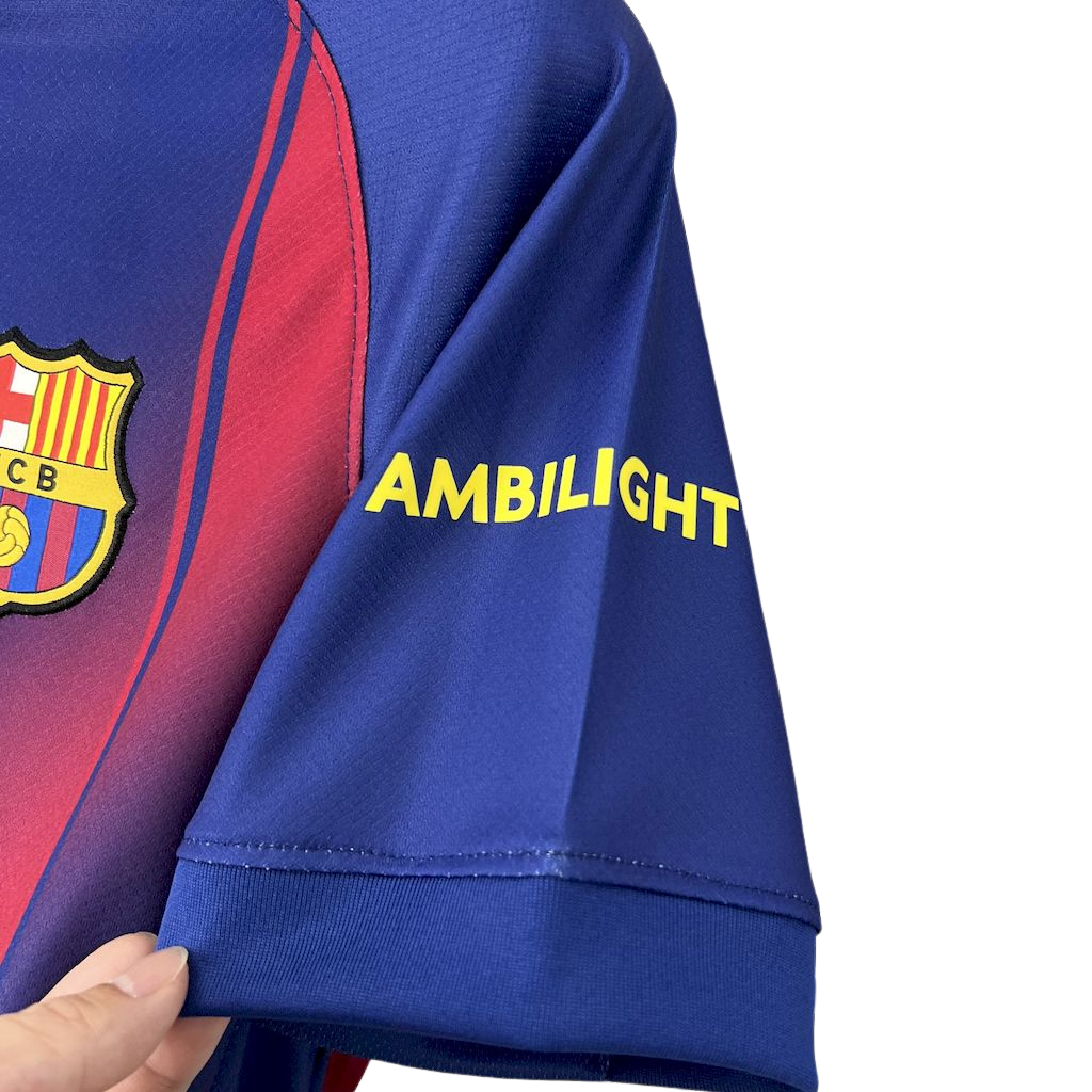 camisa-barcelona-l-2025-26-torcedor-masculina-camiseta-champions-league-lancamento-europeu-primeira-home-oficial-vermelha-e-azul-lamine-yamal-raphinha-spotify-nike