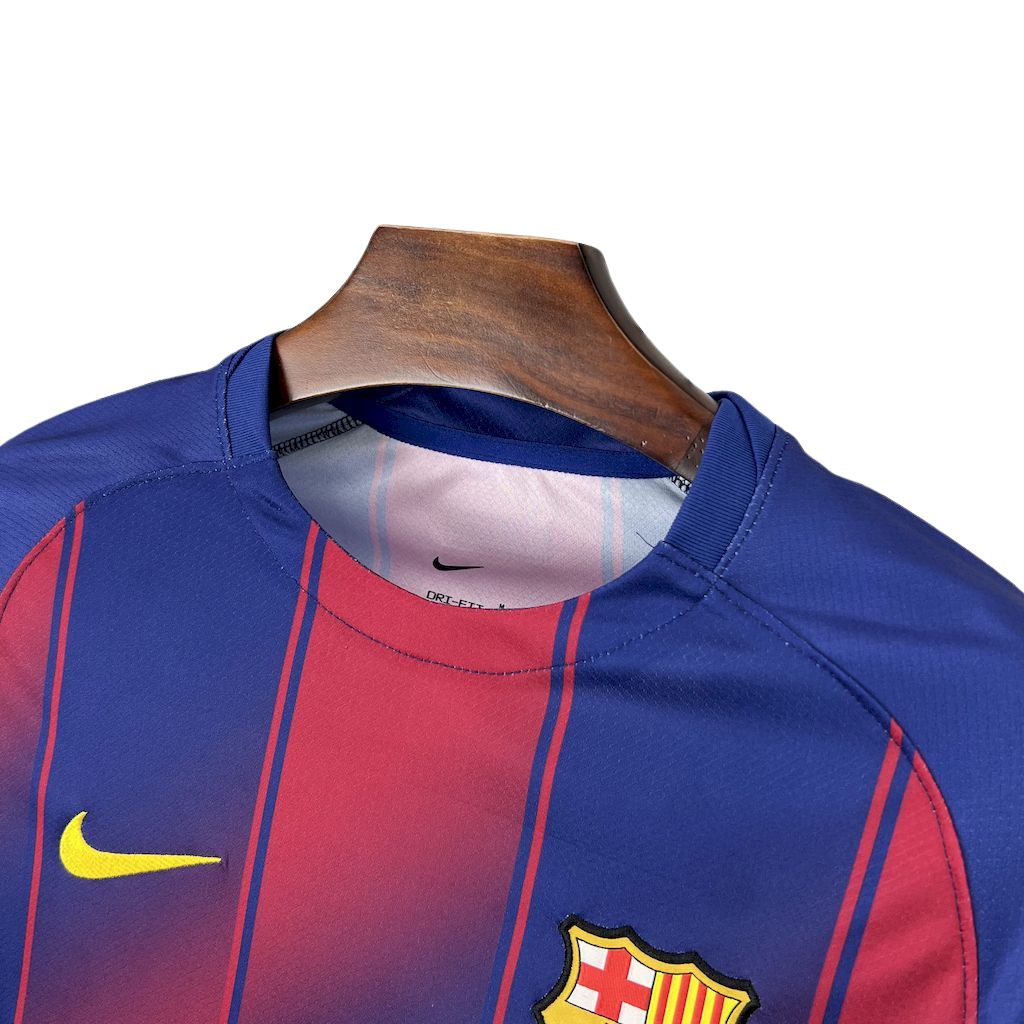 camisa-barcelona-l-2025-26-torcedor-masculina-camiseta-champions-league-lancamento-europeu-primeira-home-oficial-vermelha-e-azul-lamine-yamal-raphinha-spotify-nike