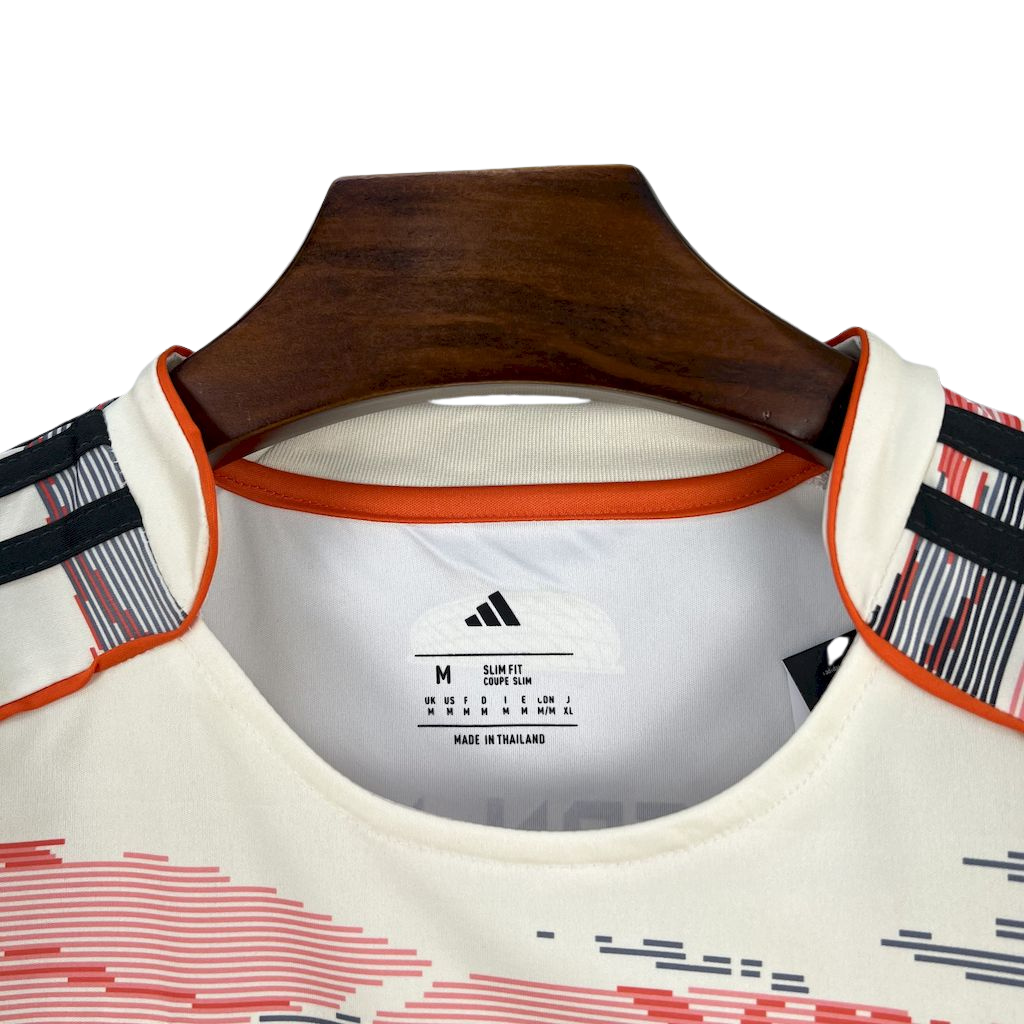 camisa-bayern-ll-2025-26-torcedor-masculina-camiseta-champions-league-lancamento-europeu-segunda-away-oficial-adidas-t-fc-bayern-munchen-bayern-de-munique-munich-adidas-tons-terrosos-cinza-marrom-terracota-laranja-terra-branca-off-white