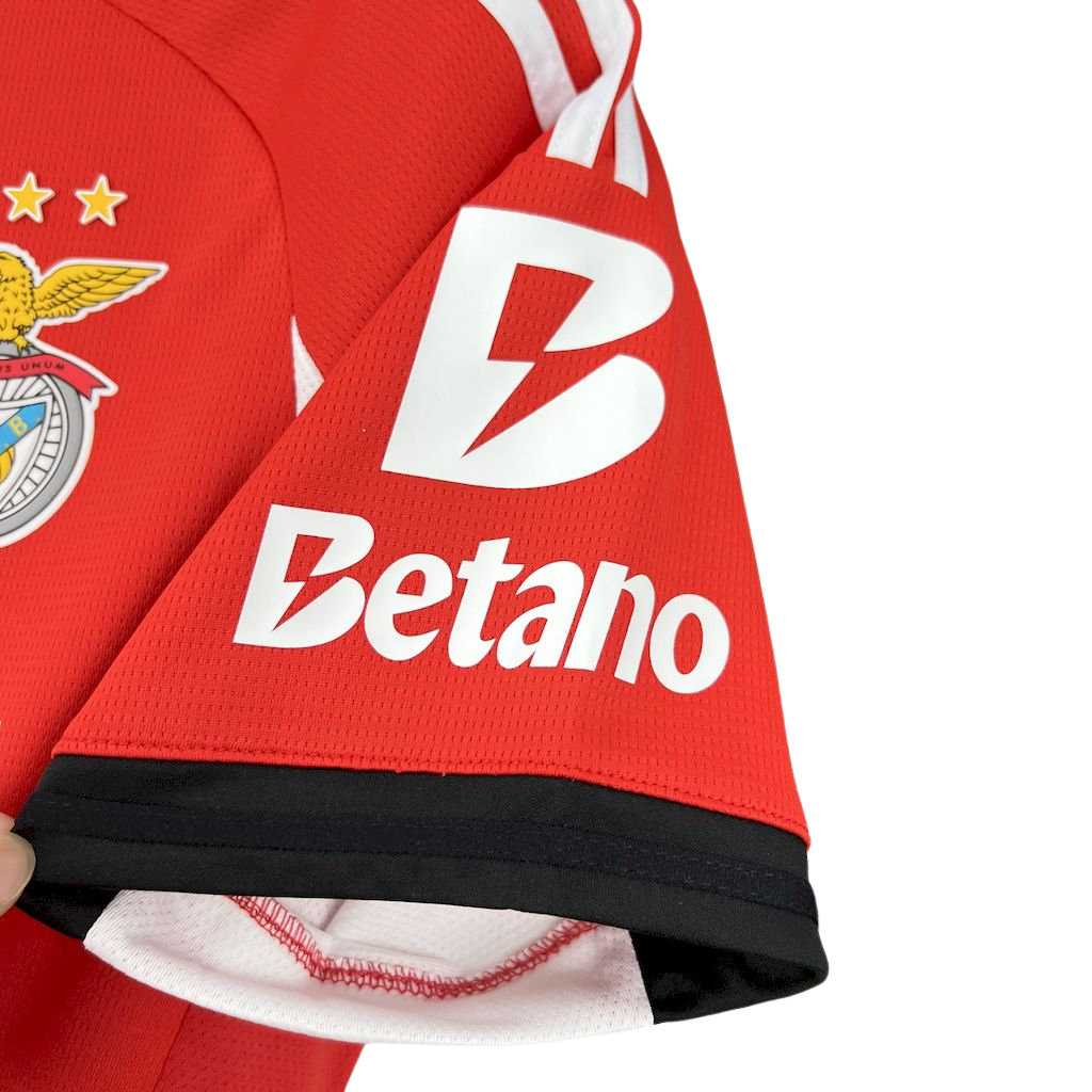 camisa-benfica-l-2025-26-torcedor-masculina-camiseta-champions-league-lancamento-europeu-primeira-home-oficial-vermelha-vermelho-branca-preta-adidas-betano-emirates-fly-better