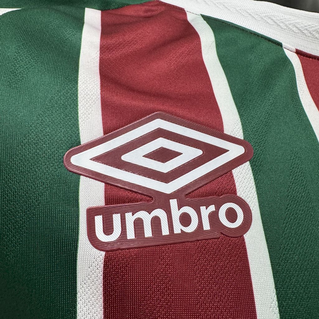 camisa-fluminense-l-2025-26-jogador-masculina-camiseta-lancamento-primeira-home-oficial-grená-verde-vinho-branco-listras-listrada-umbro-flu-superbet