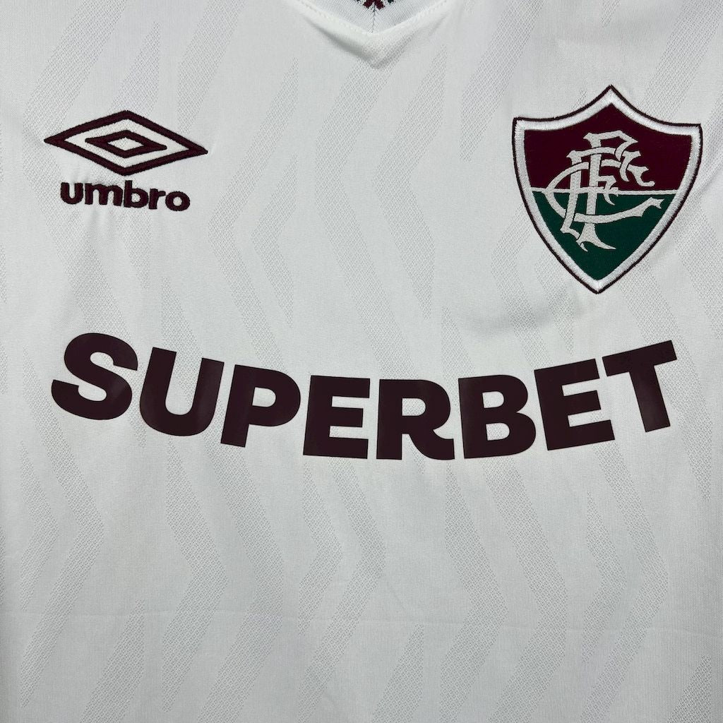 camisa-fluminense-ll-2025-26-torcedor-masculina-camiseta-lancamento-segunda-away-oficial-branca-branco-verde-e-vinho-na-lateral-superbet-umbro