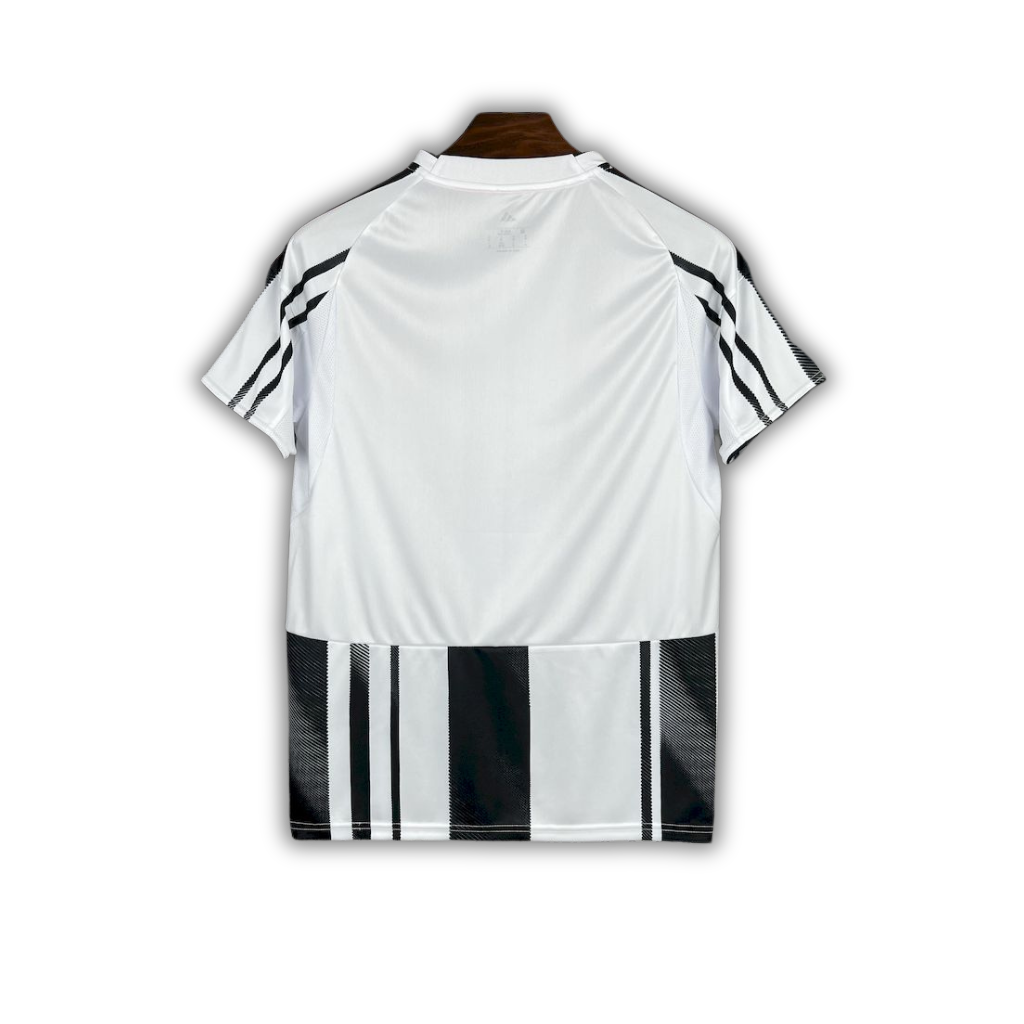 camisa-juventus-i-2025-26-torcedor-masculina-camiseta-champions-league-lancamento-europeu-primeira-home-oficial-juventos-joventus-adidas-rosa-detalhes-preta-branca-faixa-branco-preto-listrada