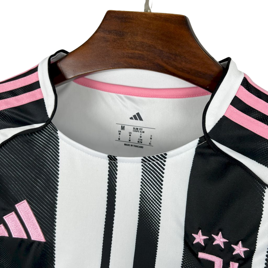 camisa-juventus-i-2025-26-torcedor-masculina-camiseta-champions-league-lancamento-europeu-primeira-home-oficial-juventos-joventus-adidas-rosa-detalhes-preta-branca-faixa-branco-preto-listrada