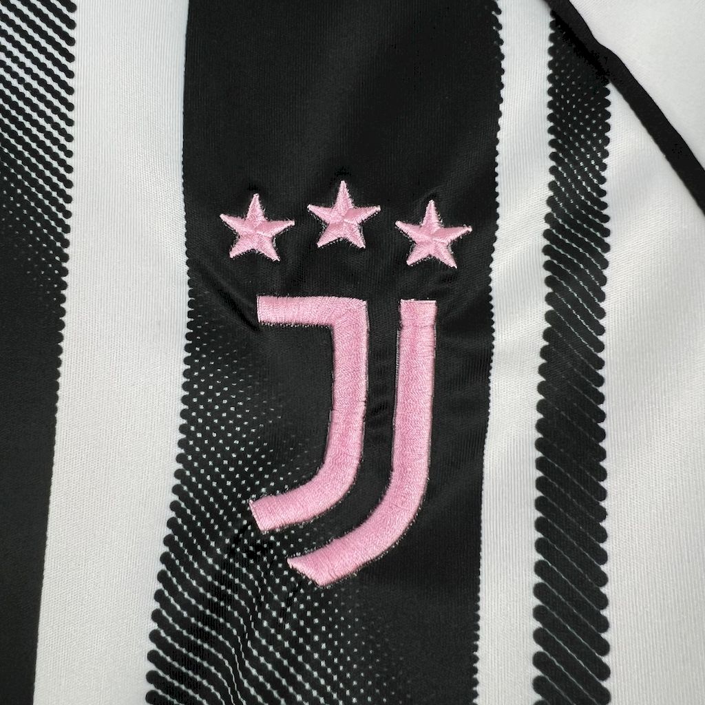 camisa-juventus-i-2025-26-torcedor-masculina-camiseta-champions-league-lancamento-europeu-primeira-home-oficial-juventos-joventus-adidas-rosa-detalhes-preta-branca-faixa-branco-preto-listrada