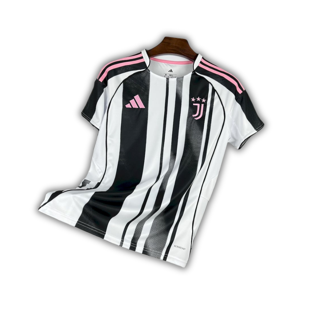 camisa-juventus-i-2025-26-torcedor-masculina-camiseta-champions-league-lancamento-europeu-primeira-home-oficial-juventos-joventus-adidas-rosa-detalhes-preta-branca-faixa-branco-preto-listrada