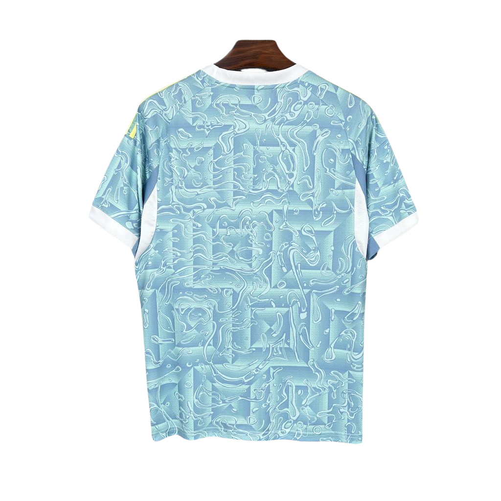 camisa-juventus-ii-2025-26-torcedor-masculina-camiseta-champions-league-lancamento-europeu-segunda-away-oficial-azul-claro-celeste-verde-neon-detalhes-adidas-branca-e-azul-branco-e-azul