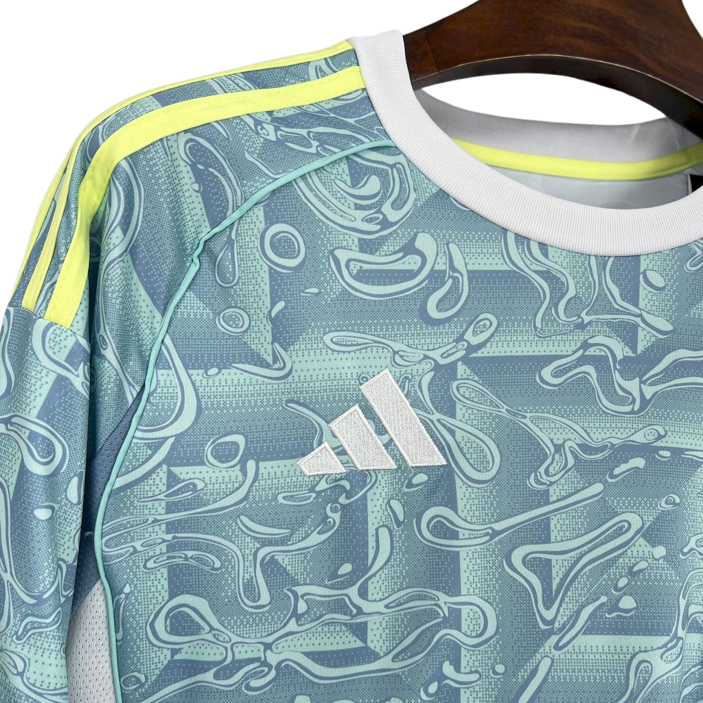 camisa-juventus-ii-2025-26-torcedor-masculina-camiseta-champions-league-lancamento-europeu-segunda-away-oficial-azul-claro-celeste-verde-neon-detalhes-adidas-branca-e-azul-branco-e-azul