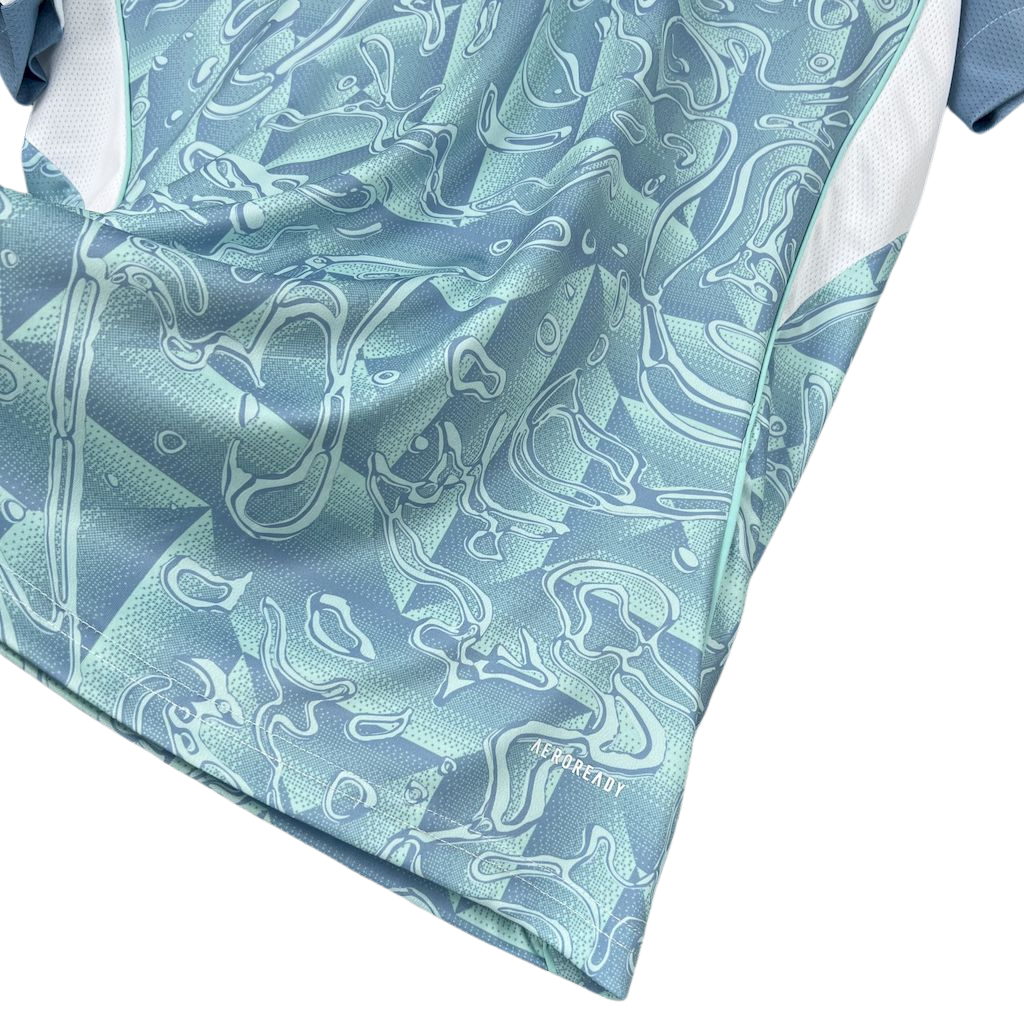 camisa-juventus-ii-2025-26-torcedor-masculina-camiseta-champions-league-lancamento-europeu-segunda-away-oficial-azul-claro-celeste-verde-neon-detalhes-adidas-branca-e-azul-branco-e-azul