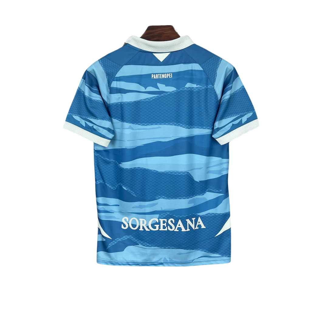 camisa-napoli-2025-26-torcedor-masculina-camiseta-champions-league-lancamento-europeu-oficial-msc-azul-celestes-claro-escuro-branco-branca-ondas-ea7