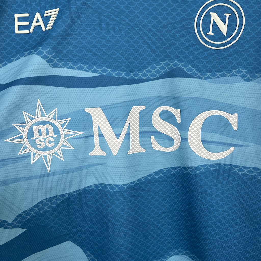 camisa-napoli-2025-26-torcedor-masculina-camiseta-champions-league-lancamento-europeu-oficial-msc-azul-celestes-claro-escuro-branco-branca-ondas-ea7