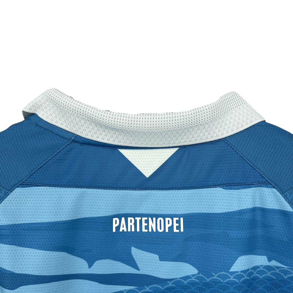 camisa-napoli-2025-26-torcedor-masculina-camiseta-champions-league-lancamento-europeu-oficial-msc-azul-celestes-claro-escuro-branco-branca-ondas-ea7