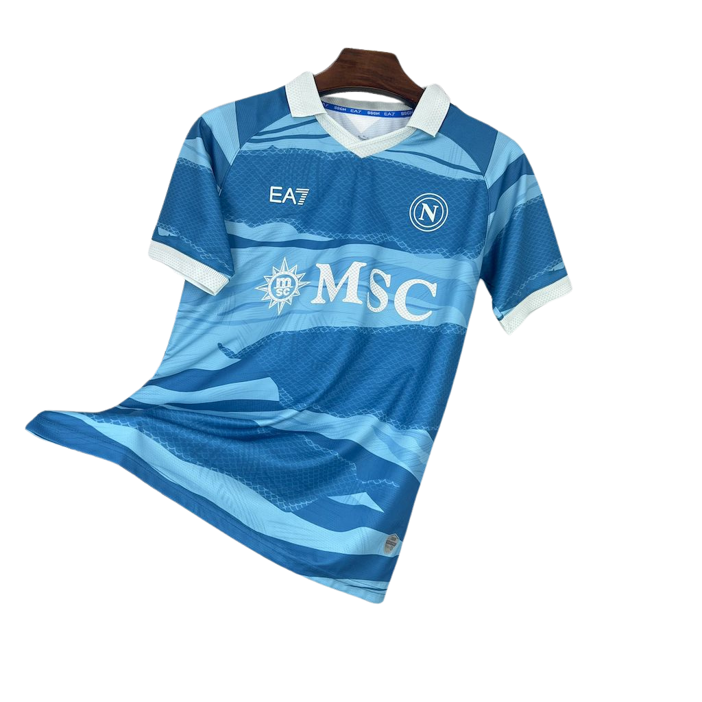 camisa-napoli-2025-26-torcedor-masculina-camiseta-champions-league-lancamento-europeu-oficial-msc-azul-celestes-claro-escuro-branco-branca-ondas-ea7