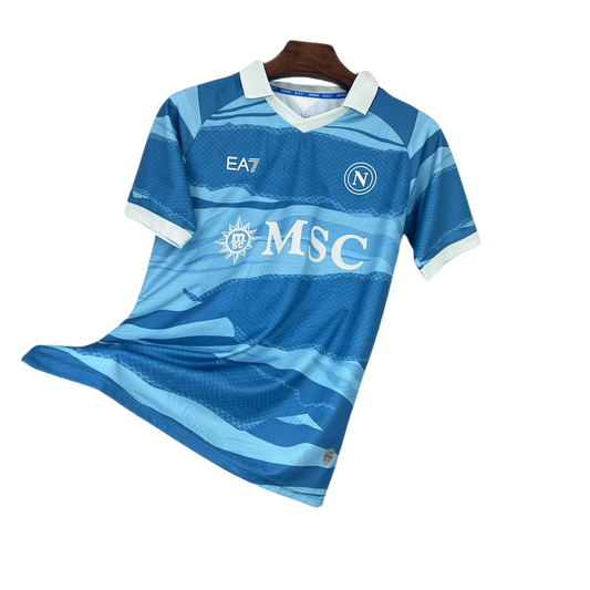 camisa-napoli-2025-26-torcedor-masculina-camiseta-champions-league-lancamento-europeu-oficial-msc-azul-celestes-claro-escuro-branco-branca-ondas-ea7