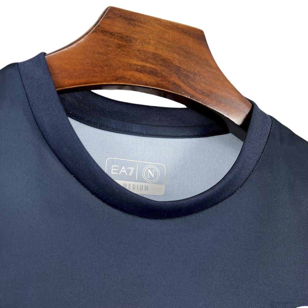 camisa-napoli-casual-2025-26-torcedor-masculina-camiseta-champions-league-lancamento-europeu-casual-oficial-ea7-again-azul-marinho-escuro-verde-vermelha-branca