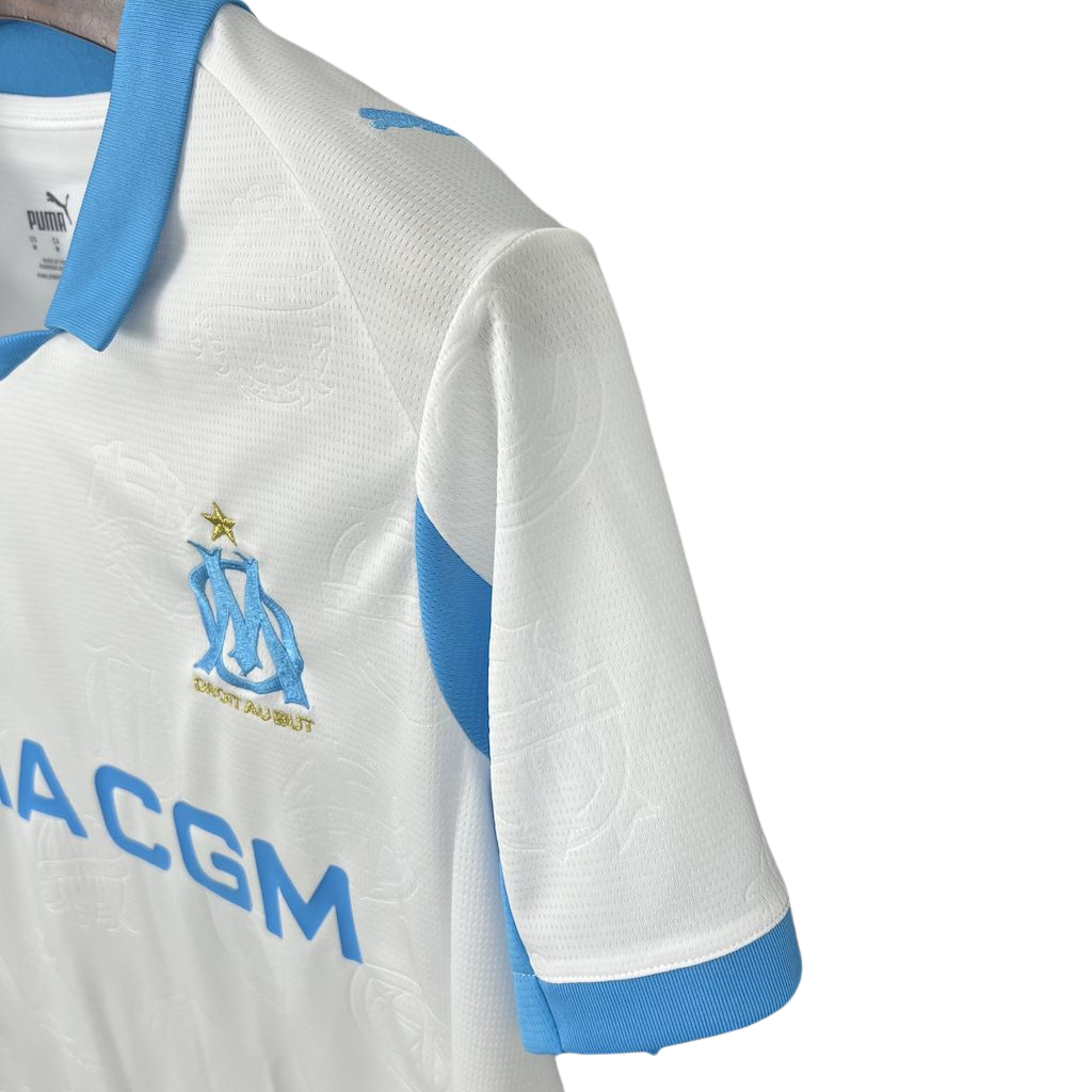 camisa-olympique-marseille-l-2025-26-torcedor-masculina-camiseta-champions-league-lancamento-europeu-primeira-home-oficial-cma-cgm-puma-branca-branco-azul