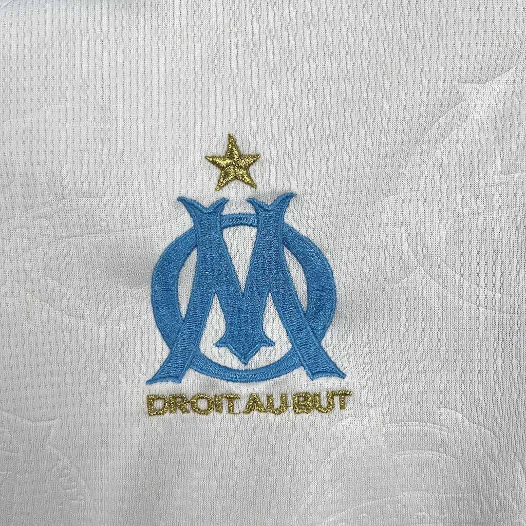 camisa-olympique-marseille-l-2025-26-torcedor-masculina-camiseta-champions-league-lancamento-europeu-primeira-home-oficial-cma-cgm-puma-branca-branco-azul