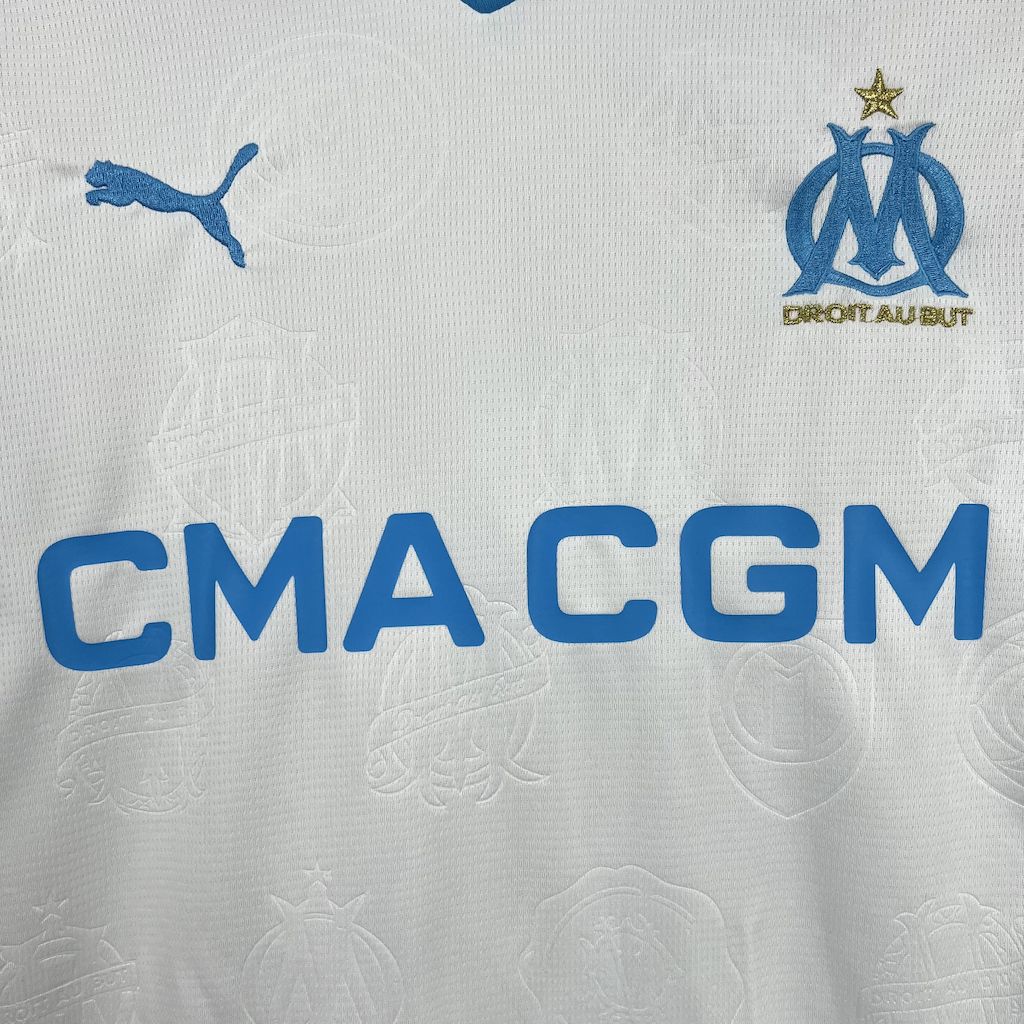 camisa-olympique-marseille-l-2025-26-torcedor-masculina-camiseta-champions-league-lancamento-europeu-primeira-home-oficial-cma-cgm-puma-branca-branco-azul