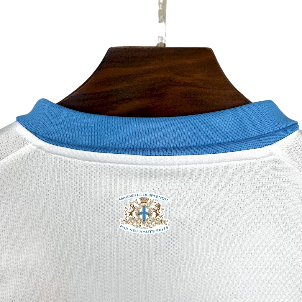 camisa-olympique-marseille-l-2025-26-torcedor-masculina-camiseta-champions-league-lancamento-europeu-primeira-home-oficial-cma-cgm-puma-branca-branco-azul