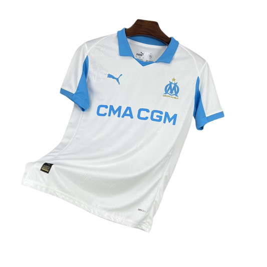 camisa-olympique-marseille-l-2025-26-torcedor-masculina-camiseta-champions-league-lancamento-europeu-primeira-home-oficial-cma-cgm-puma-branca-branco-azul