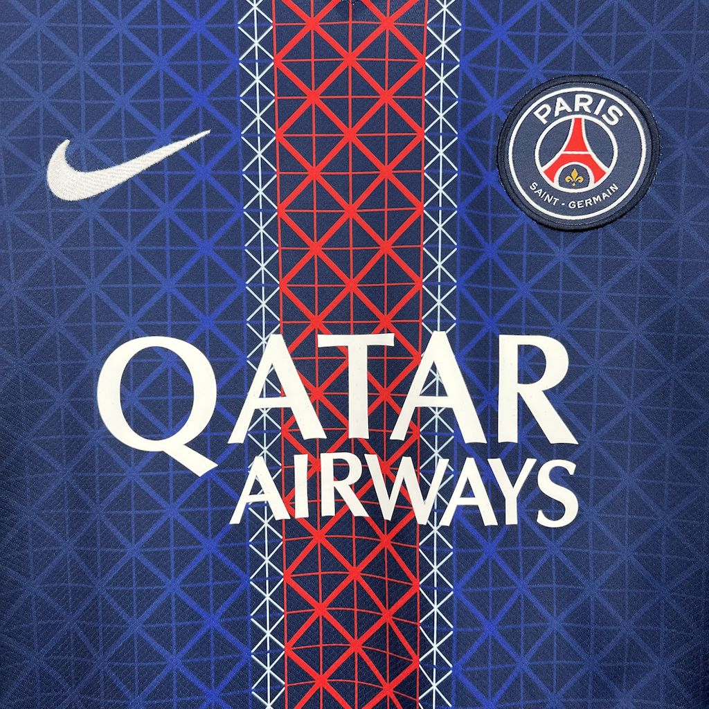 camisa-psg-l-2025-26-torcedor-masculina-camiseta-champions-league-lancamento-europeu-primeira-home-oficial-ligue-1-qatar-airways-nike-paris-saint-germain-mbappe-neymar-azul-marinho-escuro-faixa-vermelha