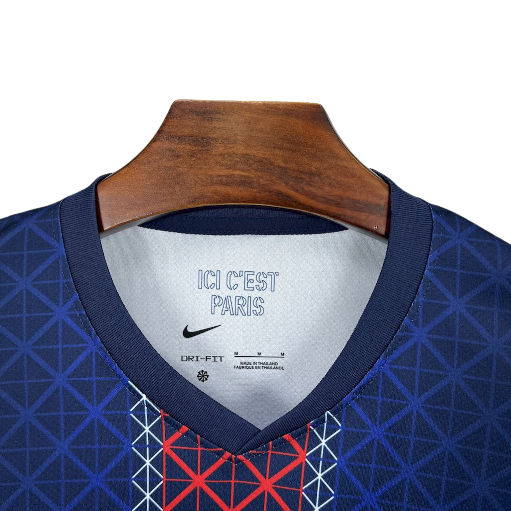 camisa-psg-l-2025-26-torcedor-masculina-camiseta-champions-league-lancamento-europeu-primeira-home-oficial-ligue-1-qatar-airways-nike-paris-saint-germain-mbappe-neymar-azul-marinho-escuro-faixa-vermelha