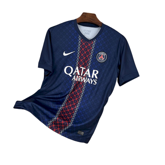 camisa-psg-l-2025-26-torcedor-masculina-camiseta-champions-league-lancamento-europeu-primeira-home-oficial-ligue-1-qatar-airways-nike-paris-saint-germain-mbappe-neymar-azul-marinho-escuro-faixa-vermelha