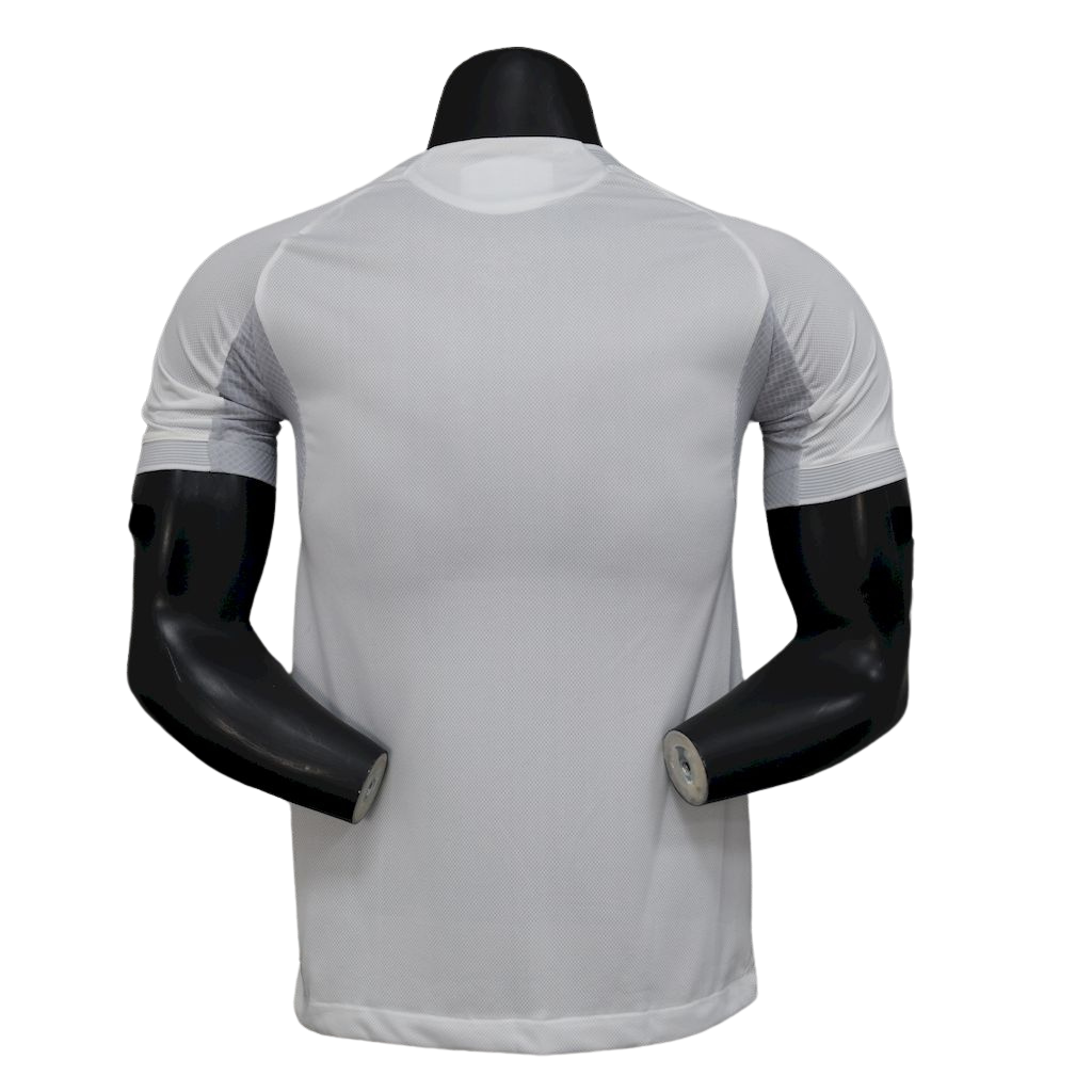 camisa-real-madrid-l-2025-26-jogador-masculina-nova-home-primeira-oficial-europeu-lancamento-lançamento-uniforme-camiseta-branca-lateral-cinza-adidas-hp-emirates-fly-better-cr7-cristiano-ronaldo