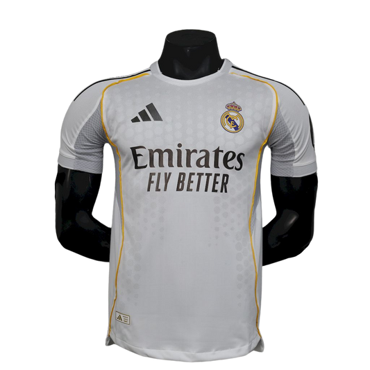 camisa-real-madrid-l-2025-26-jogador-masculina-nova-home-primeira-oficial-europeu-lancamento-lançamento-uniforme-camiseta-branca-lateral-cinza-adidas-hp-emirates-fly-better-cr7-cristiano-ronaldo