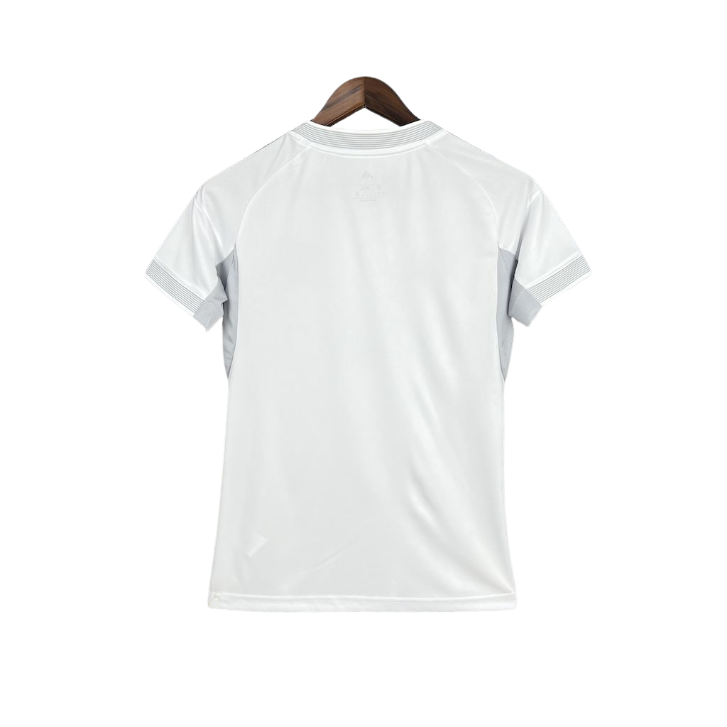camisa-real-madrid-l-2025-26-torcedor-feminina-nova-home-primeira-oficial-europeu-lancamento-lançamento-branca-lateral-cinza-listras-pretas-adidas-emirates-fly-better-aeroread-uniforme-camiseta-baby-look-para-mulher