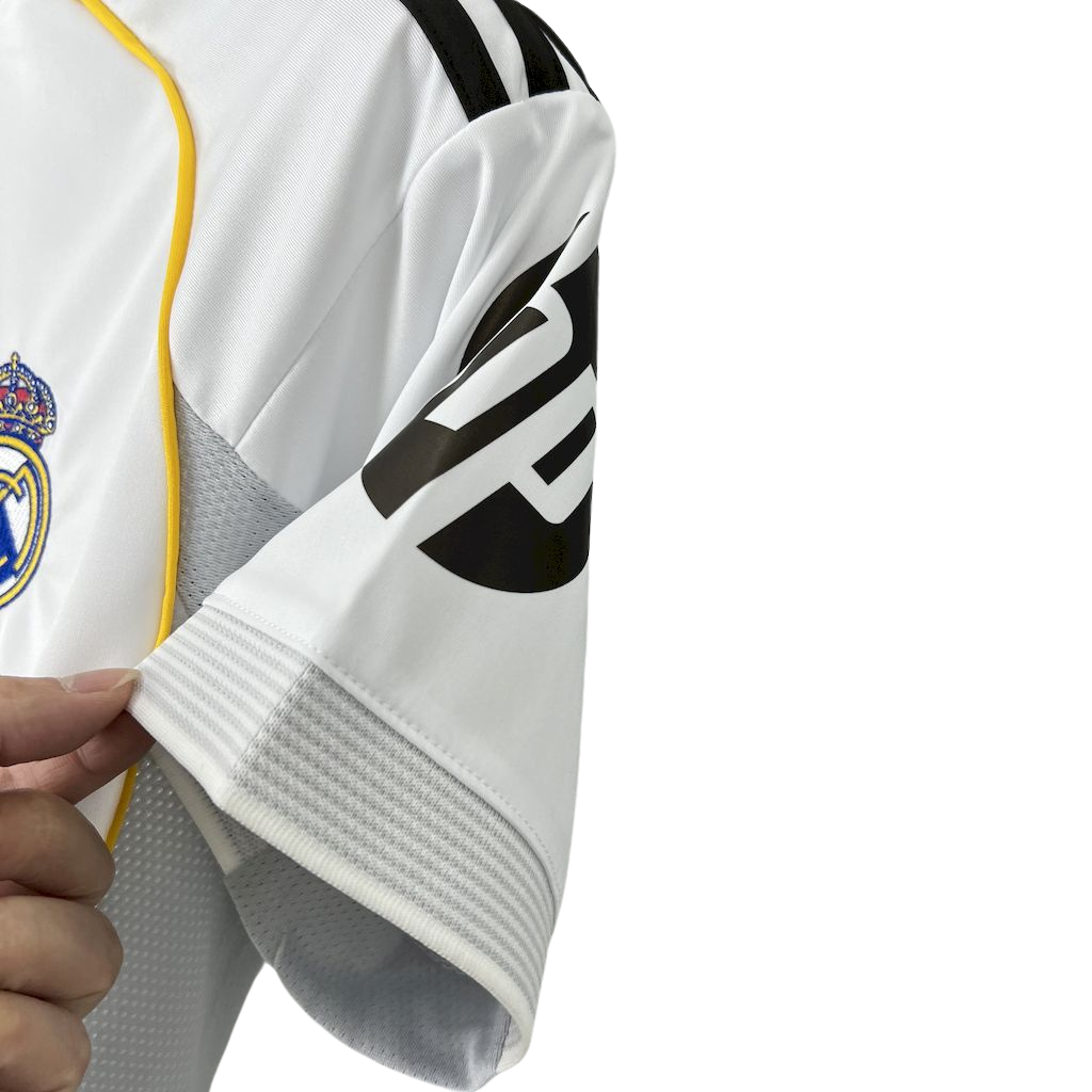camisa-real-madrid-l-2025-26-torcedor-feminina-nova-home-primeira-oficial-europeu-lancamento-lançamento-branca-lateral-cinza-listras-pretas-adidas-emirates-fly-better-aeroread-uniforme-camiseta-baby-look-para-mulher